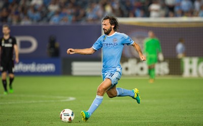 熊猫体育热评-于帕梅卡诺又和队友庆祝激情