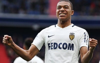 熊猫体育快讯-克瓦拉茨赫利亚街头被球迷围堵签名