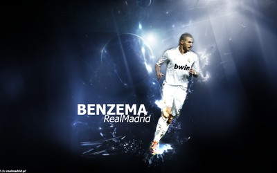 熊猫体育热评-基耶萨庆祝时指队徽